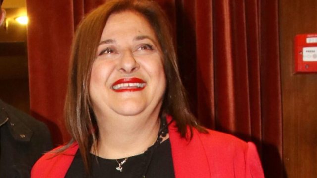Με ατελείωτη βεράντα και όλο το Σαρωνικό στα πόδια της: Αυτό είναι το παραμυθένιο εξοχικό της Ελισάβετ Κωνσταντινίδου