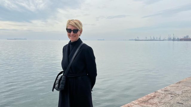 Απαστράπτουσα σε σπάνια εμφάνιση με τον Κώστα Μπακογιάννη: Απλή, καθημερινή και χωρίς μακιγιάζ η Σία Κοσιώνη