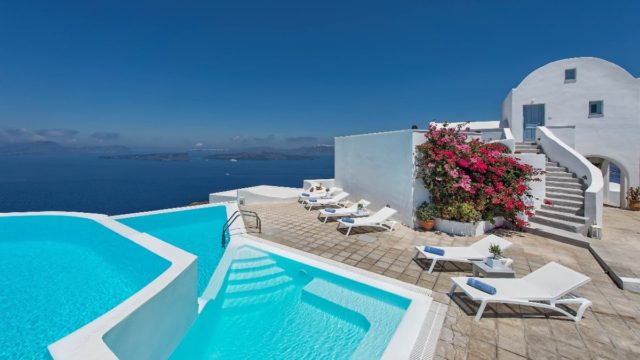 Αυτό είναι το ξενοδοχείο στη Σαντορίνη με την καλύτερη θέα του νησιού και στο πιο προνομιακό μέρος