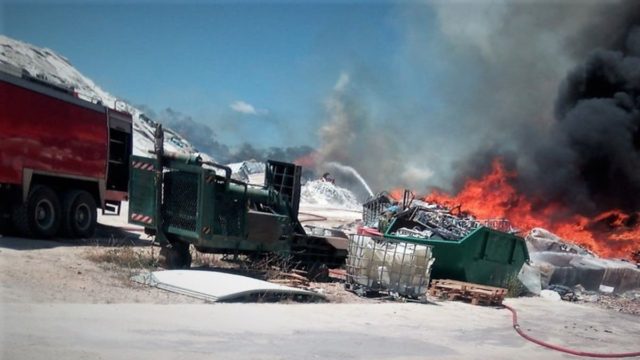 Συναγερμός στην Λάρισα: Φωτιά σε χώρο ανακύκλωσης