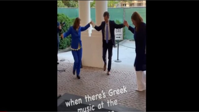 Το έριξαν στον… χορό στον Λευκό Οίκο – Μύρισε «Ελλάδα»: Μπάντα έπαιζε «Πέρα στους πέρα κάμπους» και «Νινανάι γιάβρουμ» (video)