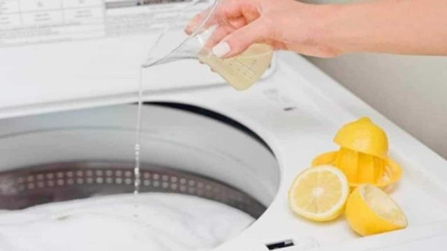 Έριξε τα ρούχα στο πλυντήριο μαζί με χυμό λεμονιού – Έτσι εξαφανίστηκε βρώμα και σκουριά
