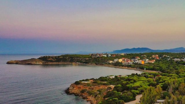 Αυτή είναι η παραλία μία ανάσα από την Αθήνα, που έχει πράσινα με τιρκουάζ νερά