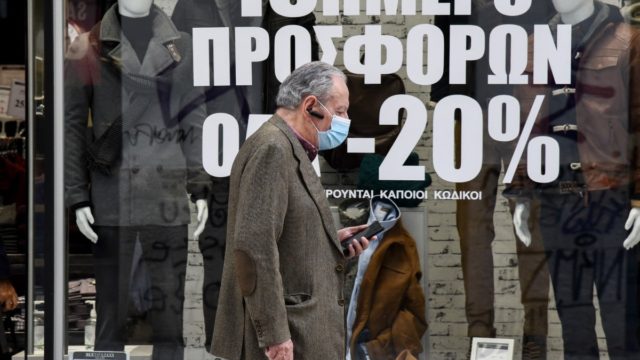 Τέλος η μάσκα και σε εσωτερικούς χώρους – Ποιες θα είναι οι εξαιρέσεις