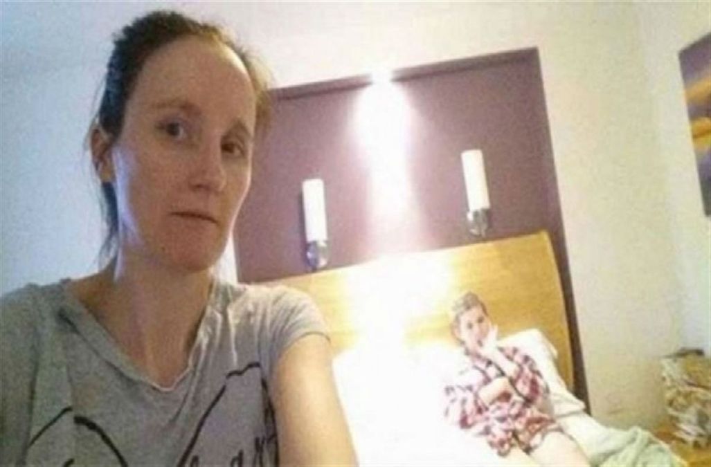 Αυτή η μητέρα έβγαλε μια φωτογραφία με την ετοιμοθάνατη κόρη της – Μόλις την παρατήρησε καλύτερα είδε κάτι ανατριχιαστικό