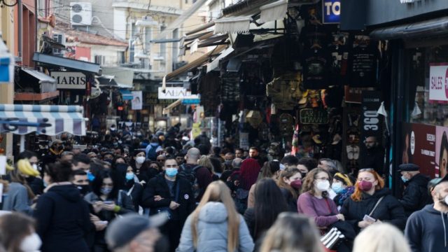 “Πετάμε” τις μάσκες: Τα μοναδικά σημεία που θα είναι υποχρεωτικές – Τα σχολεία μένουν σε εκκρεμότητα