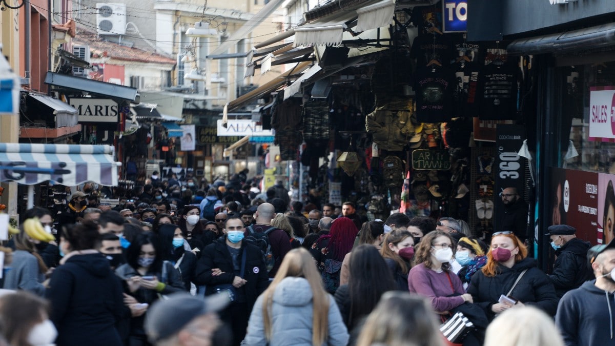 “Πετάμε” τις μάσκες: Τα μοναδικά σημεία που θα είναι υποχρεωτικές – Τα σχολεία μένουν σε εκκρεμότητα