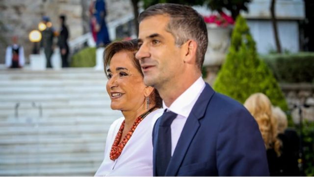 «Έκλαιγα, δε με θεωρούσαν άξια…» – Η άγνωστη εξομολόγηση της Ντόρας Μπακογιάννη για την αληθινή της σχέση με τον Κώστα Μπακογιάννη