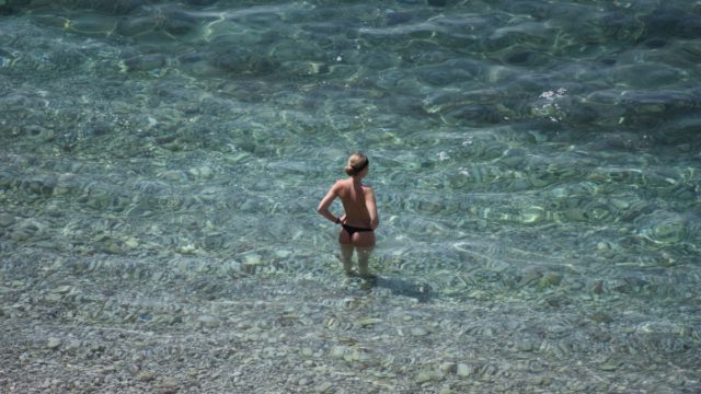 Η φωτογραφία της ημέρας: Οι πρώτες βουτιές στον καύσωνα…
