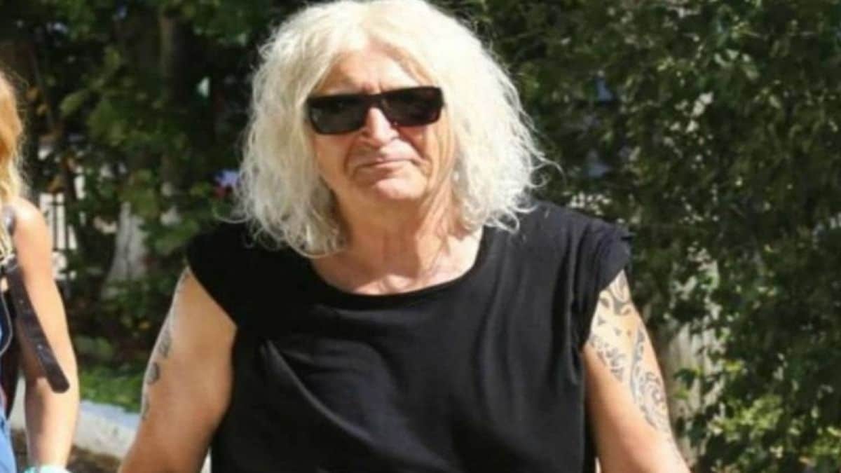 Φωτοτυπία: Δείτε για πρώτη φορά τον… άγνωστο αδελφό του Νίκου Καρβέλα!