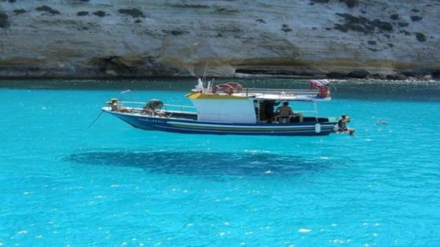 Όνειρο: Το κυκλαδίτικο νησί με τις δαντελένιες παραλίες που θα κερδίσει ένα κομμάτι από την καρδιά σας! (photos)