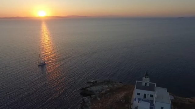 10 ευρώ την ημέρα, 40 λεπτά από την Αττική: Το «μαγικό» νησί για να περάσεις τις διακοπές σου (Video)