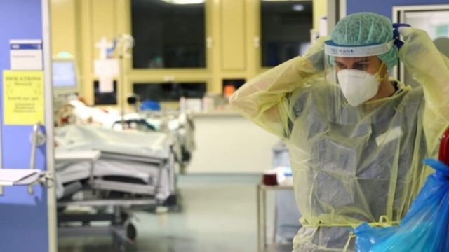 Κορωνοϊός: 8.015 κρούσματα σήμερα – 32 νεκροί και 231 διασωληνωμένοι
