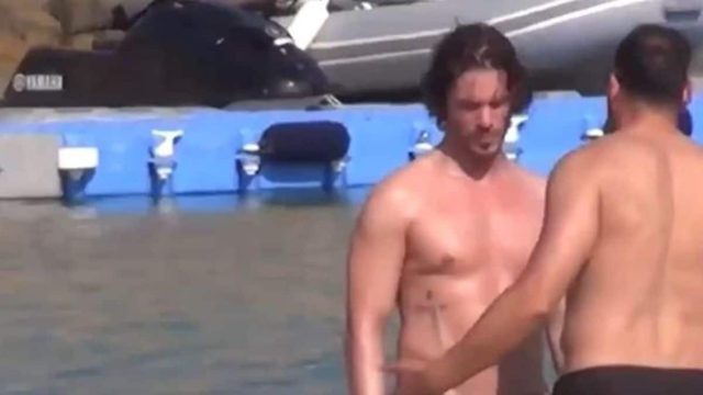 Με εντυπωσιακή μελαχρινή στις ξαπλώστρες της Μυκόνου ο Νίκος Οικονομόπουλος – Βίντεο από γνωστή παραλία του νησιού