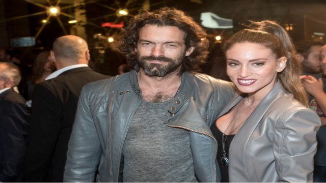 Δυο μισθοί και κάτι… Το κόστος μιας βραδιάς στο 5αστερο ξενοδοχείο της Οικονομάκου και του Μιχόπουλου στην Σαντορίνη