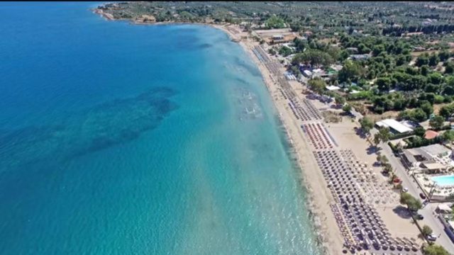 Σκέτο «όνειρο» μόνο 1 ώρα από την Αθήνα: Η αμμώδης παραλία ιδανική για Σαββατοκύριακο (Video)