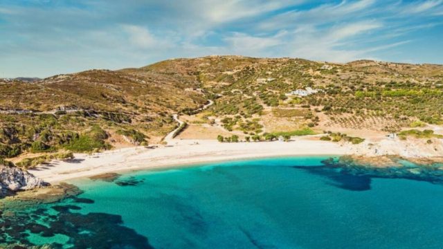 Η ονειρεμένη παραλία στην Εύβοια με τα αιγαιοπελαγίτικα νερά που μοιάζει με πισίνα