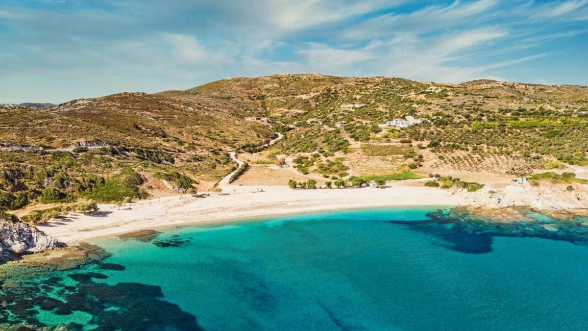 Η ονειρεμένη παραλία στην Εύβοια με τα αιγαιοπελαγίτικα νερά που μοιάζει με πισίνα