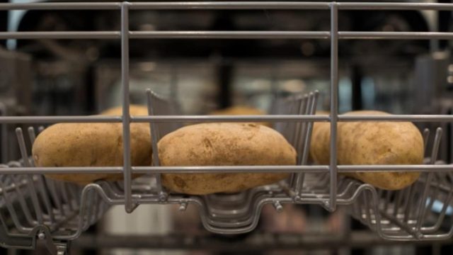 Ο απίστευτος λόγος που έβαλε στο πλυντήριο πιάτων ολόκληρες πατάτες – Τρέξτε να το κάνετε και εσείς!