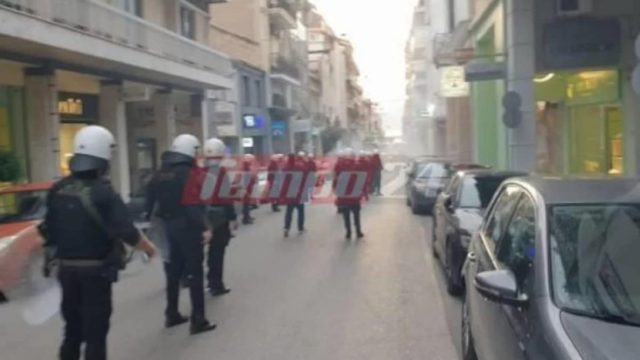 Επεισόδια στην πορεία για τον Ζακ Κωστόπουλο: Πετροπόλεμος αστυνομικών και διαδηλωτών (Βίντεο)