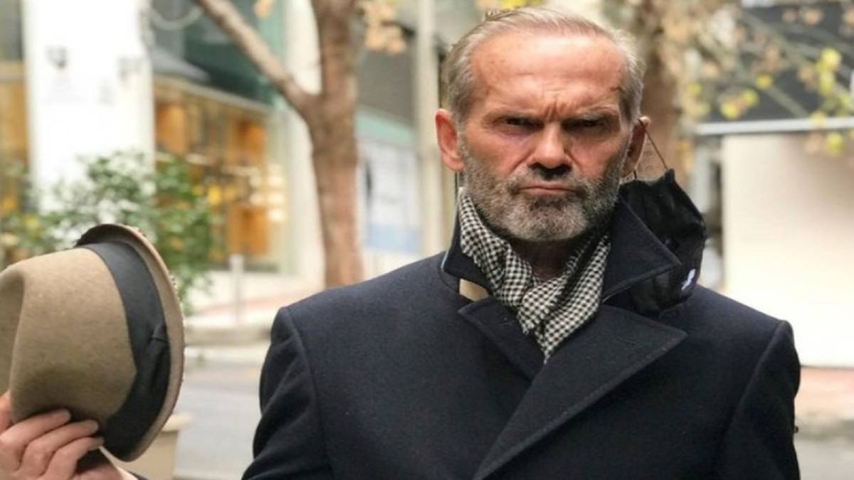 Το “παλάτι” του Πέτρου Κωστόπουλου: Το σαλόνι όνειρο και ο κόκκινος καναπές