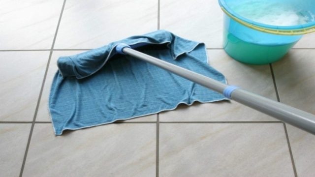 «Πονοκέφαλος» οι λεκέδες στα πλακάκια: Τα 3 υλικά που όλοι έχουμε στο σπίτι και θα τα κάνει λαμπερά!