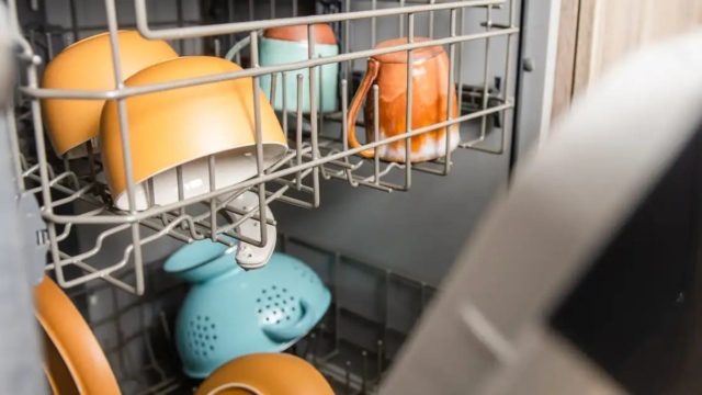 Σίγουρα δεν το ήξερες: Αυτός είναι ο λόγος που πρέπει να βάζουμε αλουμινόχαρτο στο πλυντήριο πιάτων