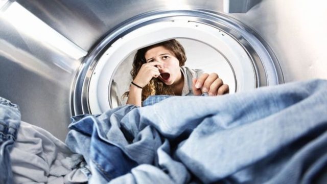 Ξέχασες τα ρούχα στο πλυντήριο; Δες τι να κάνεις για να διώξεις την άσχημη μυρωδιά