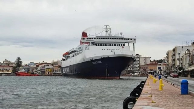 Κακοκαιρία στη Χίο: Το πλοίο “Νήσος Σάμος” με 332 επιβάτες δεν μπορεί να δέσει στο λιμάνι (video)