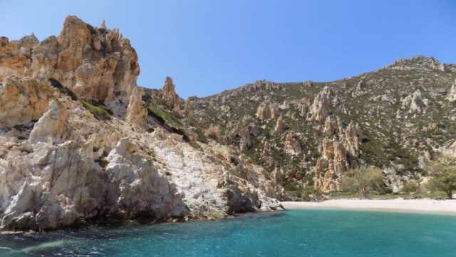 Ο αληθινός παράδεισος είναι στο Αιγαίο: Το μεγαλύτερο ακατοίκητο νησί του πελάγους με θάλασσα και αμμουδιές βγαλμένες από παραμύθι