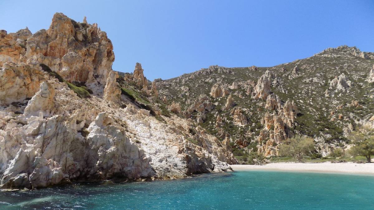 Ο αληθινός παράδεισος είναι στο Αιγαίο: Το μεγαλύτερο ακατοίκητο νησί του πελάγους με θάλασσα και αμμουδιές βγαλμένες από παραμύθι