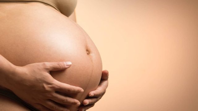 Η Ρωσία προτίθεται να απαγορεύσει στους ξένους να χρησιμοποιούν τις παρένθετες μητέρες της