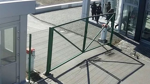 Ουκρανία: Ρώσοι στρατιώτες σκοτώνουν πολίτες και λεηλατούν επιχείρηση! (video)