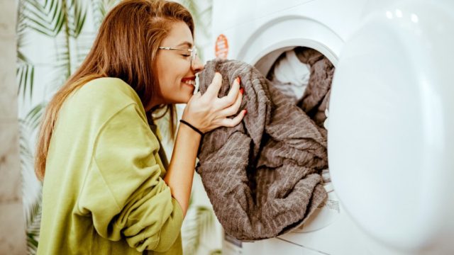 Μοσχομυριστά ρούχα κάθε στιγμή: Το απίθανο τρικ για να μυρίζουν πάντα σα να βγήκαν από το πλυντήριο