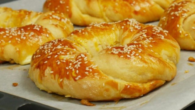 Κάτι διαφορετικό εκτός από τυρόπιτες: Λαχταριστή συνταγή για τυροκουλούρες με 4 υλικά