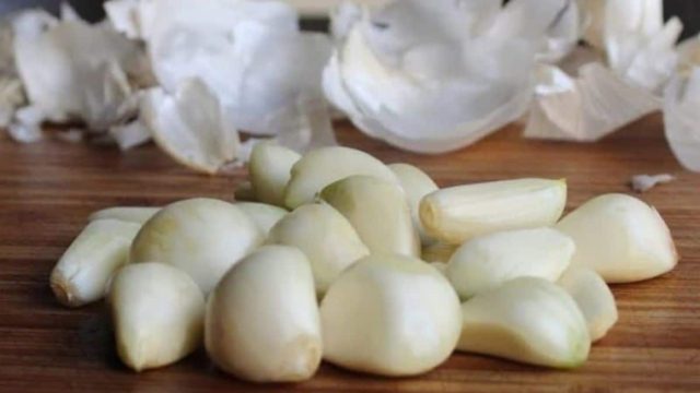 Παίρνει μία σκελίδα σκόρδο, την κόβει και την τρίβει στο παράθυρο – Μόλις δείτε το αποτέλεσμα…