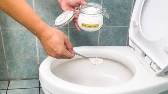 Ρίχνει 1 κουτάλι μαγειρική σόδα και 2 σταγόνες λεμόνι στην λεκάνη του μπάνιου! Ο λόγος; Απίστευτος!