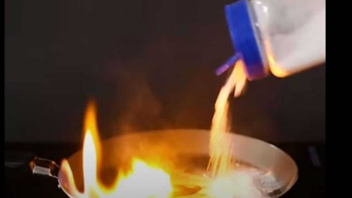 Ξέχασε το τηγάνι στο μάτι και πήρε φωτιά – Μόλις έριξε μαγειρική σόδα είδε…