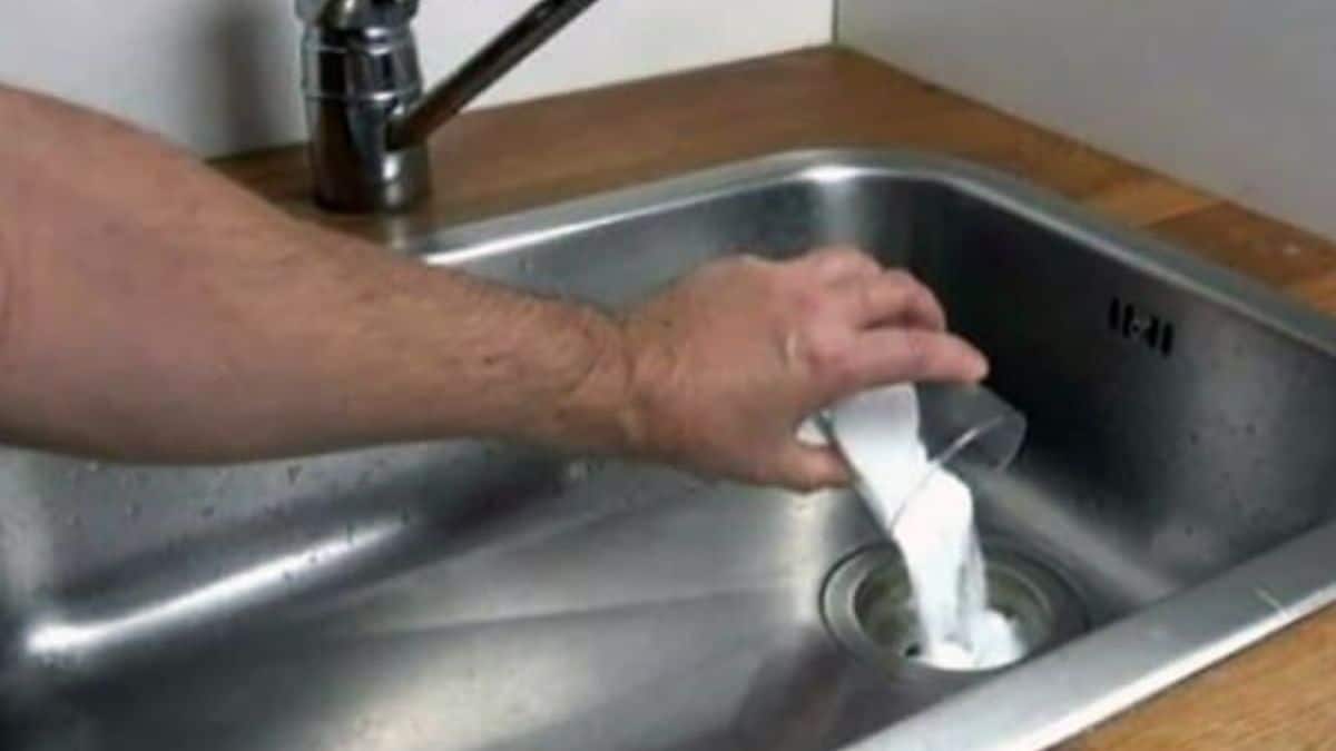 Βάζει μαγειρική σόδα στο νεροχύτη και ρίχνει νερό με ξύδι – Ο λόγος; Τρομερός