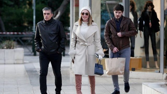 Καστανή κουκλάρα σαν μοντέλο: Αυτή είναι η εξωτική σύντροφος του γιου της Τατιάνας Στεφανίδου και του Νίκου Ευαγγελάτου