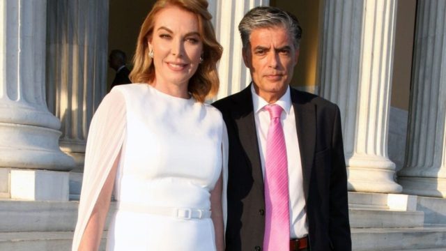 Ένα «χρυσό» τριώροφο με απέραντο κήπο – Μαγικό το σπίτι της Τατιάνας Στεφανίδου και του Νίκου Ευαγγελάτου