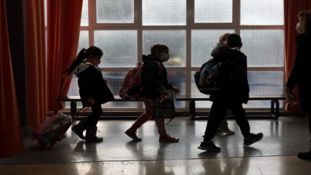 Σχολεία: Πρεμιέρα με νέα πρωτόκολλα! Ανοίγουν σήμερα (3/5) χωρίς πιστοποιητικά, self test και δηλώσεις – Τι ισχύει για τις μάσκες & σε περίπτωση κρούσματος