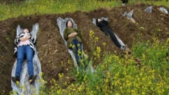 Αυτές οι γυναίκες ξαπλώνουν ζωντανές πάνω σε έναν τάφο – Μόλις δείτε το λόγο θα ανατριχιάσετε