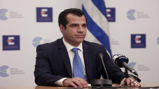 Eυλογιά πιθήκων: Κάθετος ο Θάνος Πλέυρης – «Δεν τίθεται θέμα μαζικού εμβολιασμού»