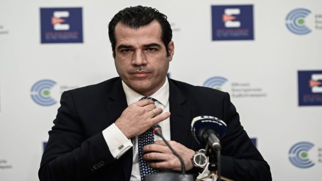 Θάνος Πλεύρης: Βγαίνουν οι μάσκες στους κλειστούς χώρους από 1η Ιουνίου – Ποιες οι εξαιρέσεις (Video)