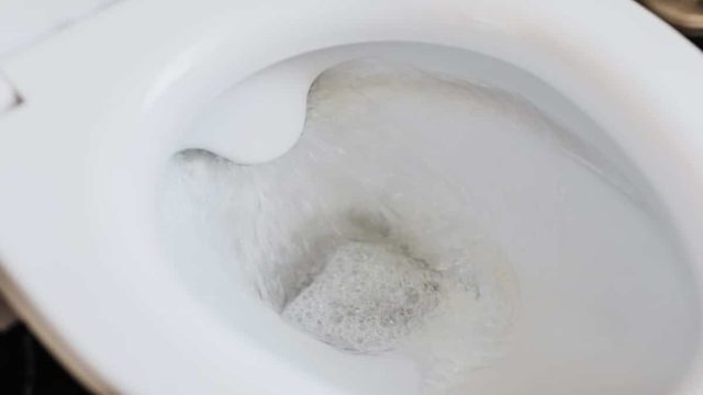 Ρίχνει στην τουαλέτα αυτό το μείγμα που έφτιαξε μόνη της και περιμένει: Μόλις δείτε το αποτέλεσμα… θα τρέξετε να το δοκιμάσετε!