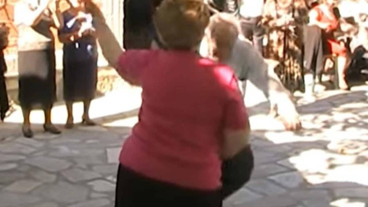 Τους άφησαν όλους άφωνους: Γιαγιά και παππούς χορεύουν τσιφτετέλι και… αποθεώνονται! (video)