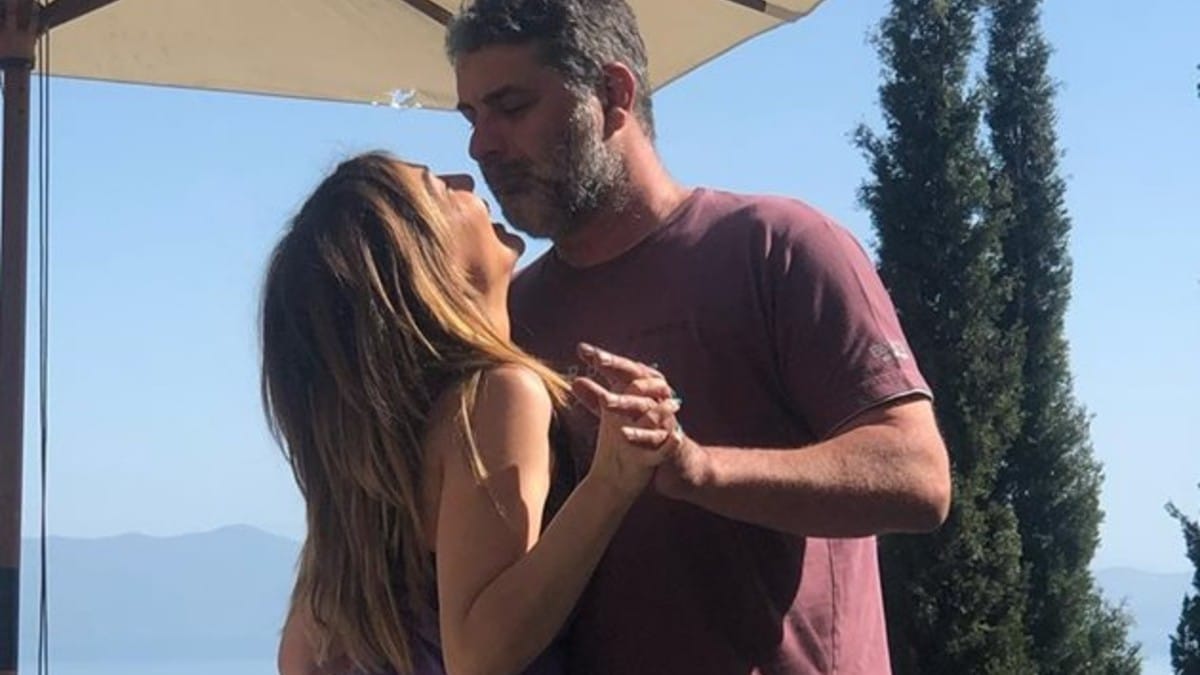 Φουντώνει ο έρωτας του Βασίλη Μπισμπίκη: Στη Θεσσαλονίκη για την πρεμιέρα της Δέσποινας Βανδή (photo)