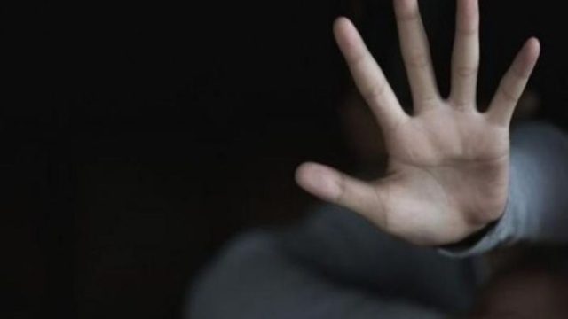 «Είχε διεισδύσει με το γεννητικό του όργανο…» – Νέα σοκαριστική καταγγελία από γνωστή ηθοποιό για σκηνοθέτη (Video)