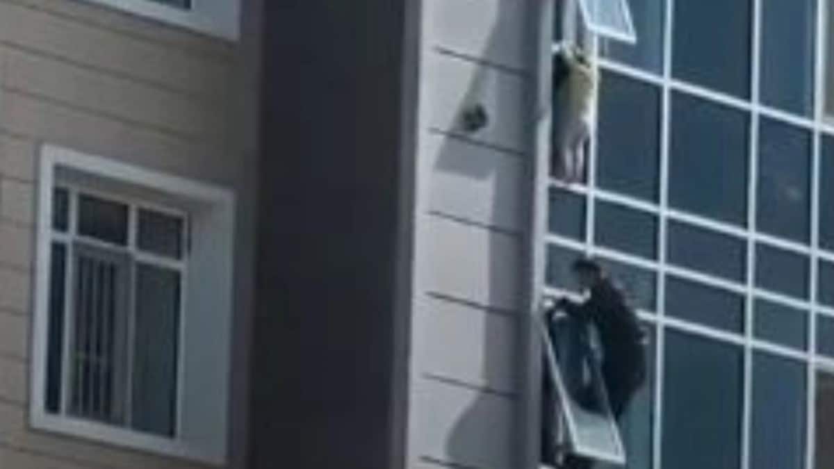 Συγκλονιστικό βίντεο: Εργάτης ήρωας σώζει 3xρονο παιδάκι που κρεμόταν από παράθυρο 30 μέτρων